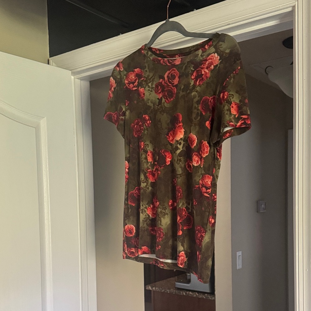 L'AGENCE Red and Green Floral Short Sleeve Top